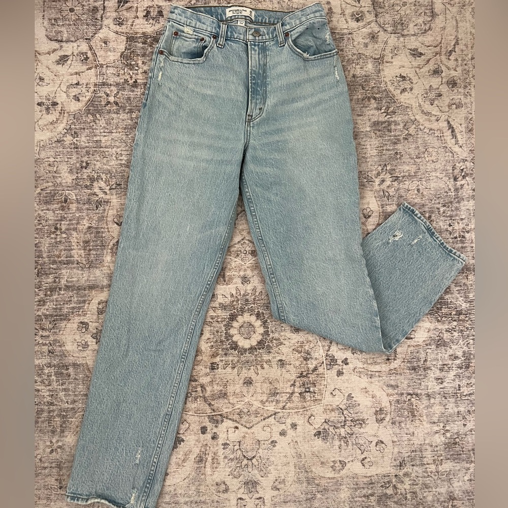 Abercrombie - Slightly Distressed 90’s Straight Ultra High Rise Curve Love